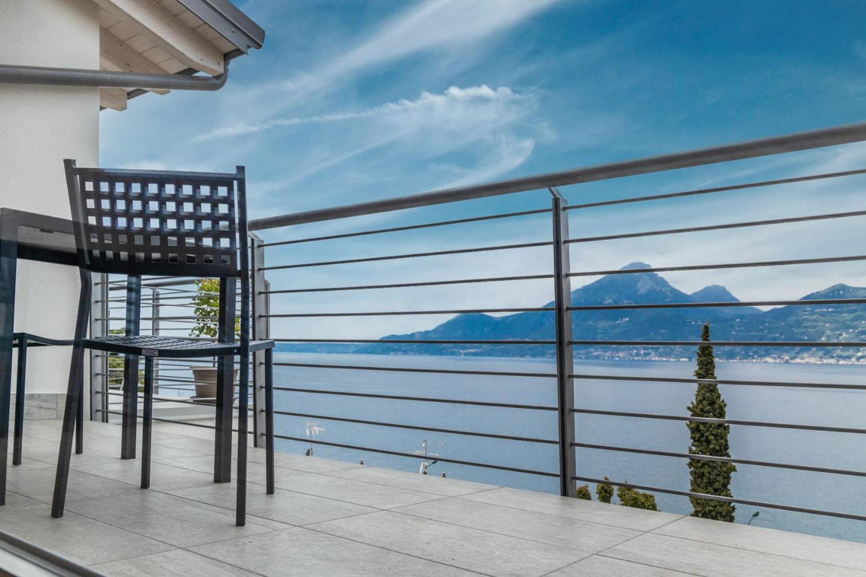 Residence Solei Classic & Plus Бренцоне сул Гарда Екстериор снимка