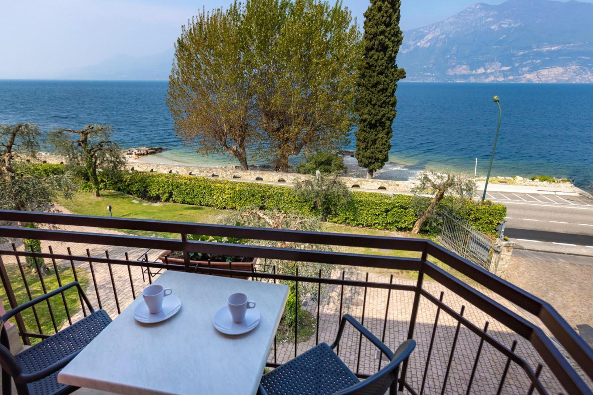 Residence Solei Classic & Plus Бренцоне сул Гарда Екстериор снимка