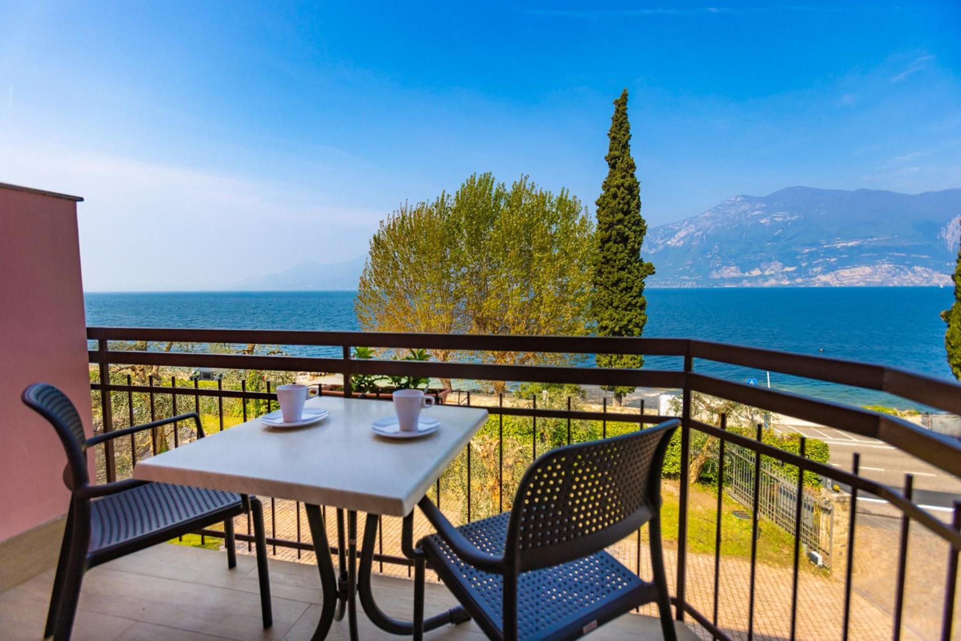 Residence Solei Classic & Plus Бренцоне сул Гарда Екстериор снимка