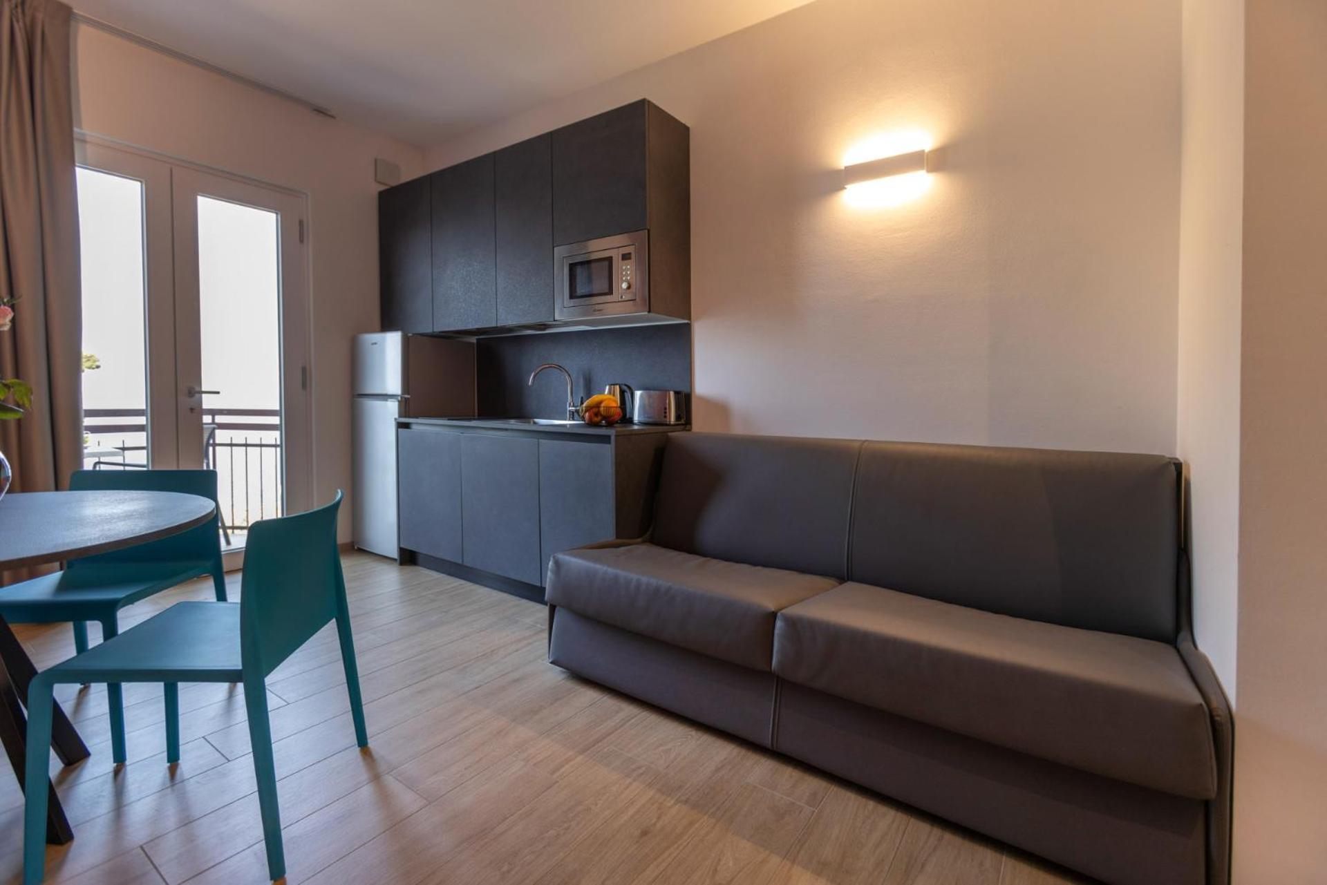 Residence Solei Classic & Plus Бренцоне сул Гарда Екстериор снимка