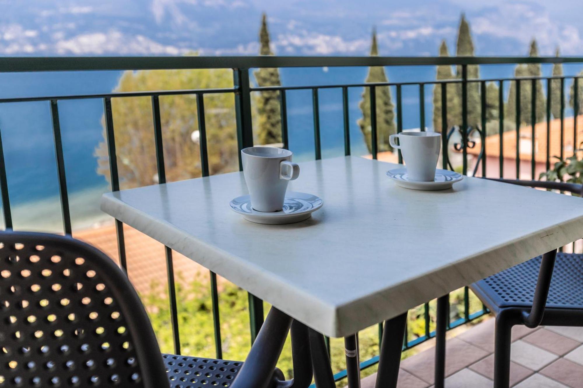 Residence Solei Classic & Plus Бренцоне сул Гарда Екстериор снимка