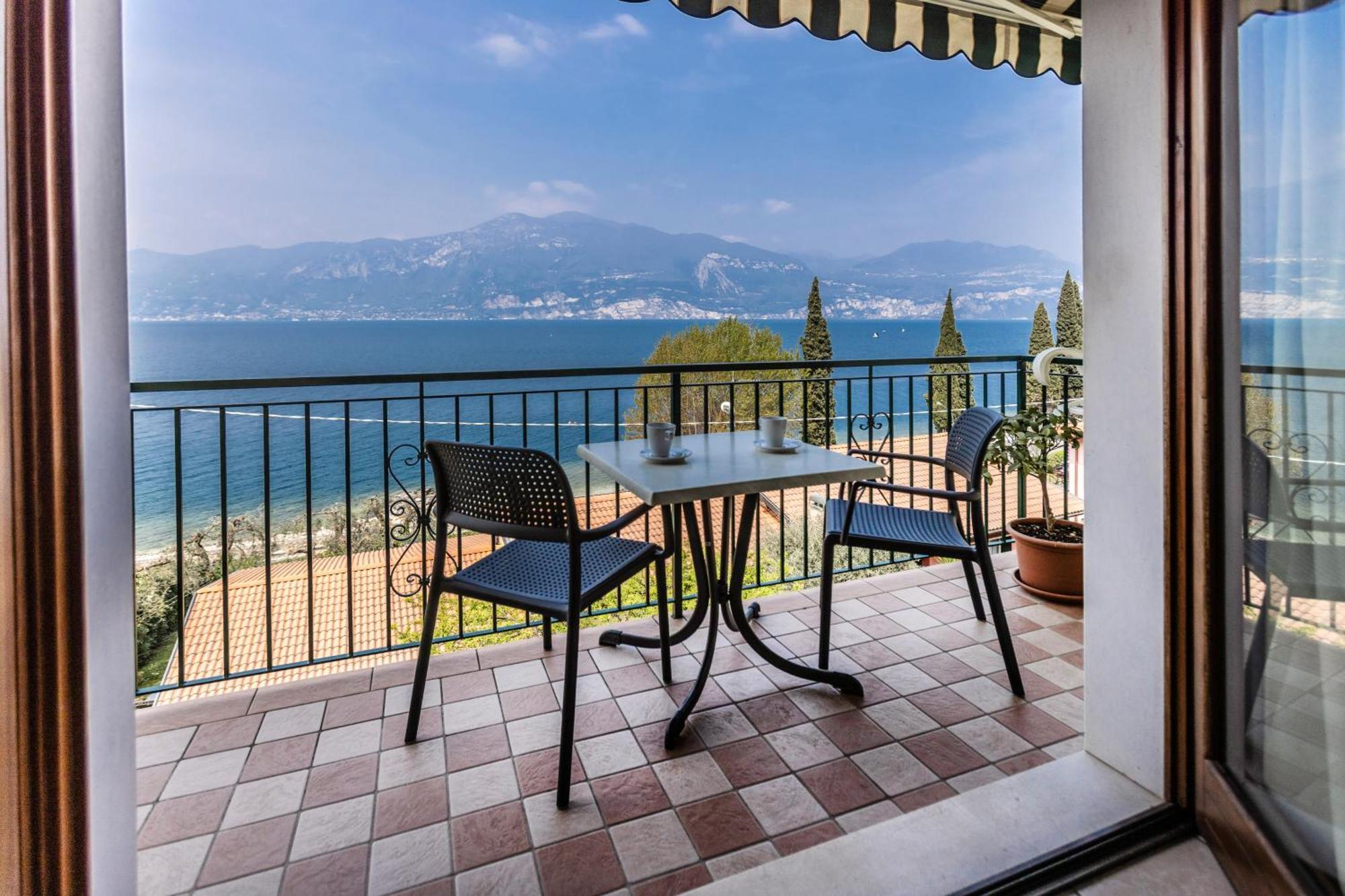 Residence Solei Classic & Plus Бренцоне сул Гарда Екстериор снимка